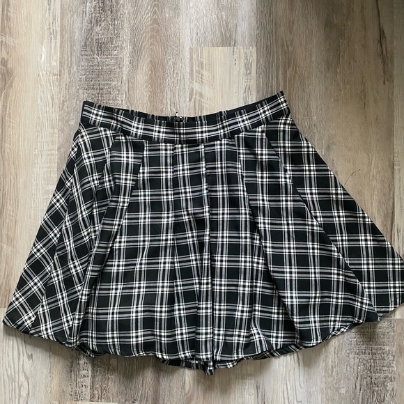 Pleated Skater Skirt black white Torrid 2 - EUC- punk goth cool plaid tartan - Picture 11 of 12